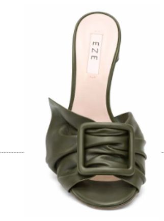 ÉZE — Mule “Véra Olive Heel” Volumen suave. Carácter preciso.